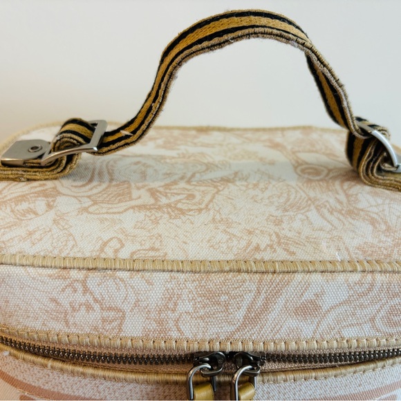Cream Dior Travel Vanity Case - cruise 2022 collection - Picture 3 of 11
